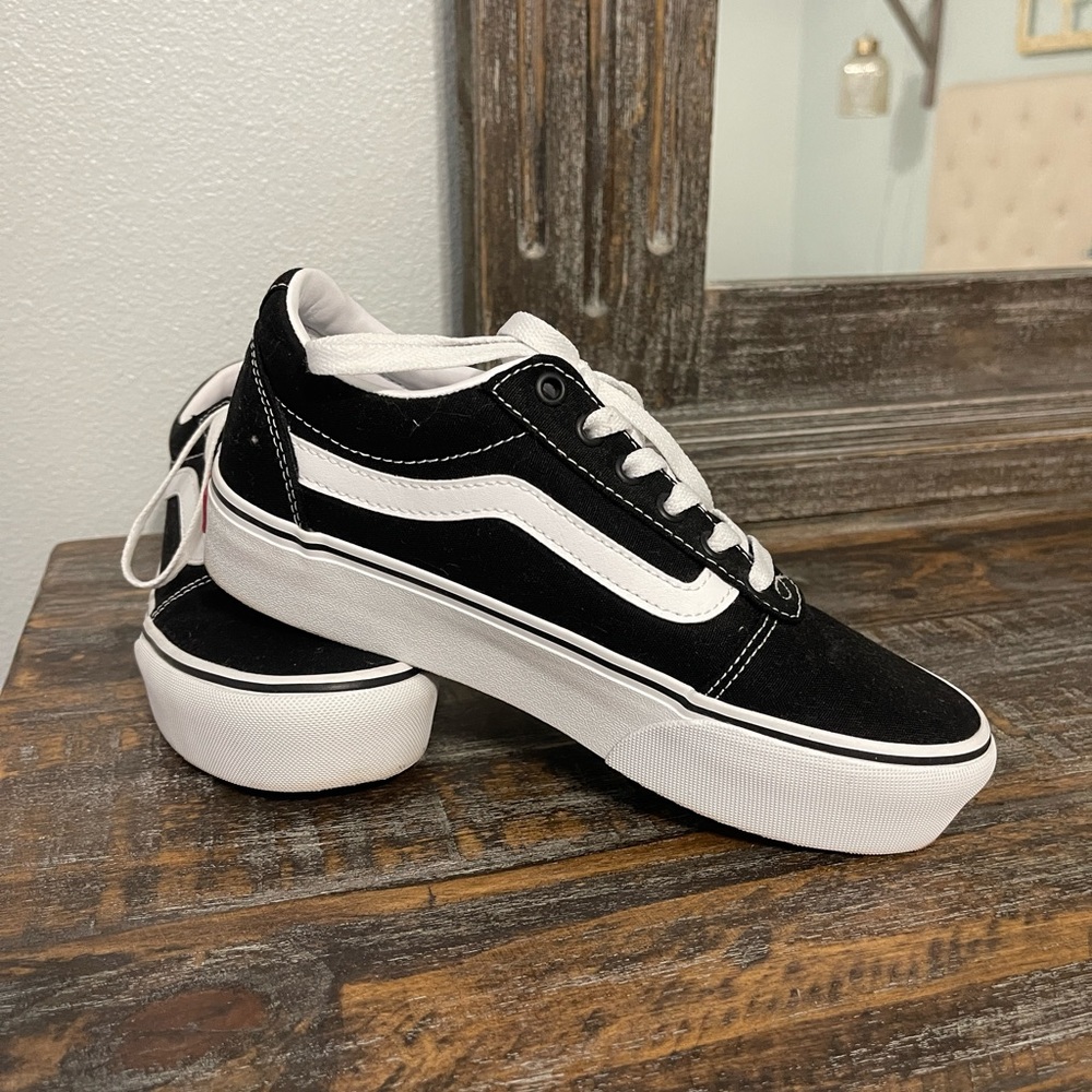 WOMEN’S BLACK OLD SKOOL STACKFORM VANS